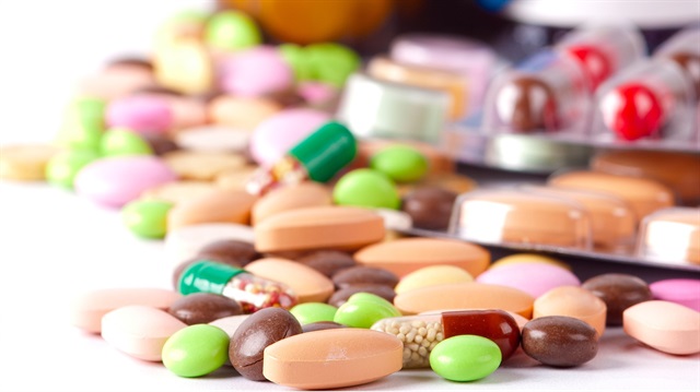 Yaşlı kadınların birçok boş ilaç kutusuyla tekrar ilaç yazdırmaya geldiğini söyleyen Dr. Esin Şener, sağlık okuryazarlığının şart olduğunu belirtti.
