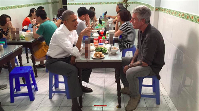 Şef Anthony Bourdain, Obama ile bir restoranda buluşması sırasında çekilen fotoğrafları sosyal paylaşım sitelerinde yayımladı.