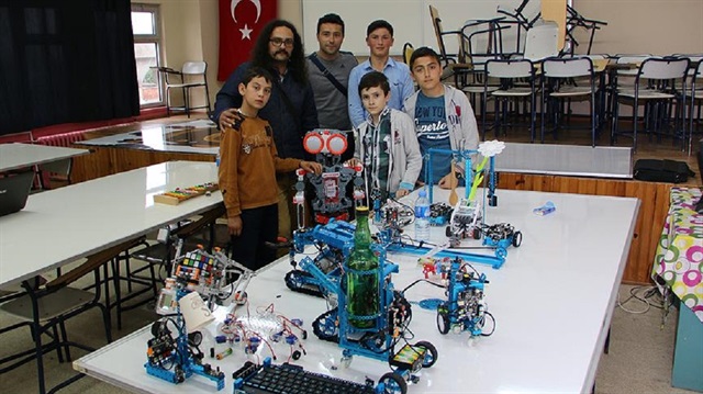 Daha önce de tasarladıkları robotlarla birçok fuar ve yarışmaya katılan öğrenciler, bu kez kendi okullarında düzenlenecek fuar için robot yapıyor.
