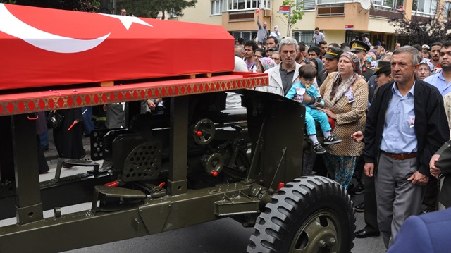 ​Şehit Jandarma Uzman Çavuş Selçuk Beki'nin 3 yaşındaki oğlu Sarper, babasını top arabasının üzerine oturarak son yolculuğuna uğurladı. 