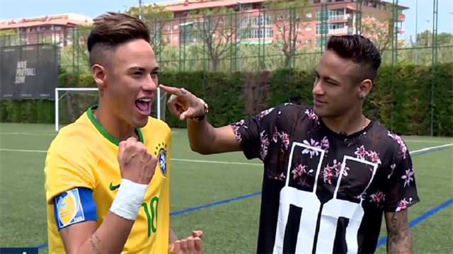 Neymar, heykeliyle buluştu.