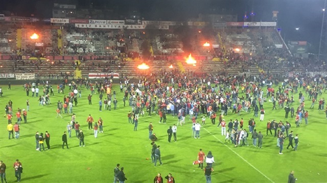 Atatürk Stadı'nın son maçında taraftarlar stadı ateşe verdi.