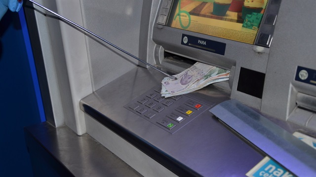 Üç farklı ATM'ye düzenek kurarak dolandırıcılık yapmaya çalışan 3 kişi, şikayetler üzerine çevredeki güvenlik kameralarını incelemeye alan polis tarafından yakalandı.