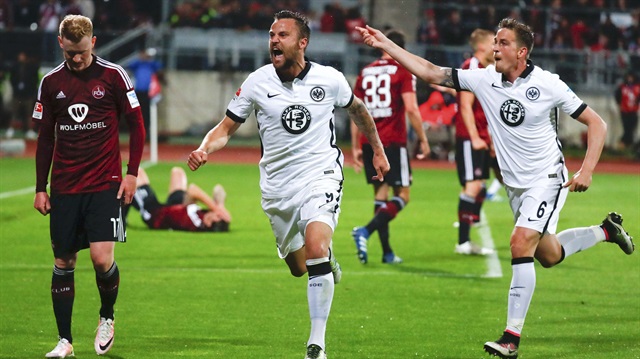Bundesliga play-out maçında Eintracht Frankfurt Nürnberg'i 1-0 yenerek kümede kaldı.