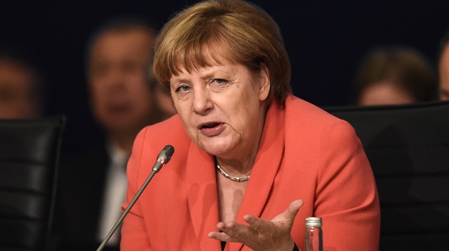 Almanya'da Merkel'i başbakan olarak görmek isteyenlerin oranı 2 puan azalarak yüzde 44'e gerilemiş durumda.