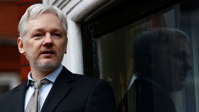 Julian Assange, Haziran 2012'de İngiltere'deyken, hakkındaki İsveç'e iade kararının ardından Ekvador'un Londra Büyükelçiliğine sığınmıştı.
