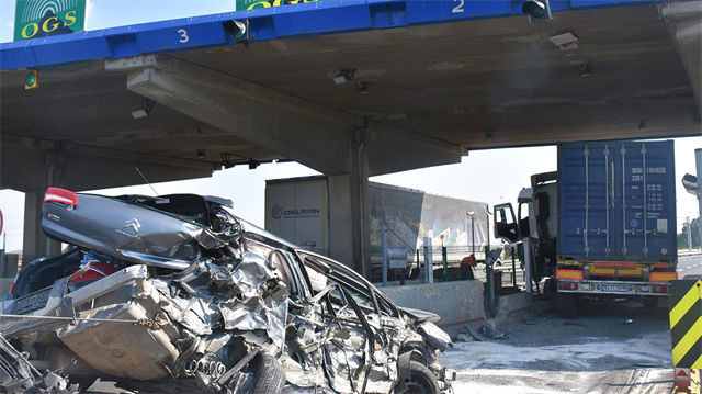 Çarpmanın etkisiyle TIR gişeleri yıkarak askıda kaldı.