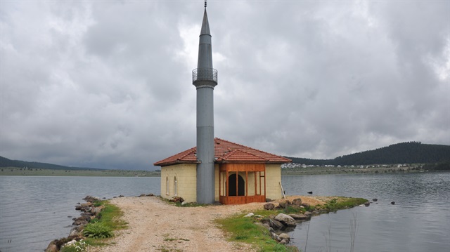Seben Gölü'nün ortasında kalan cami için yol yapıldı. Kısa süre içerisinde cami ibadete açılacak.