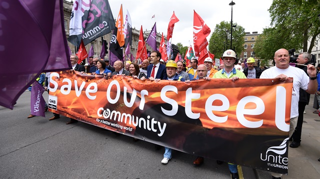 İngiltere'nin başkenti Londra'da yüzlerce çelik işçisi "Çeliğimizi kurtarın" pankartları taşıdı.