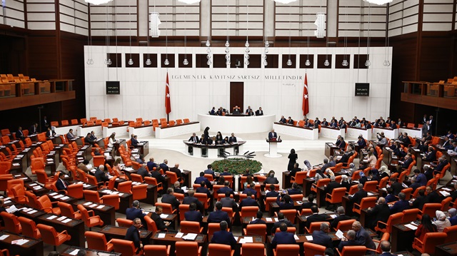 AK Parti Genel Başkanı ve Başbakan Binali Yıldırım, Genel Kurul’da, 144 sayfayı bulan programı, büyük ölçüde özetleyerek okudu.