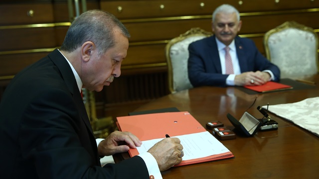 Cumhurbaşkanlığı Külliyesi’nde sabah saatlerinde Başbakan Binali Yıldırım’ın sunduğu Bakanlar Kurulu listesini Cumhurbaşkanı Erdoğan onayladı. 