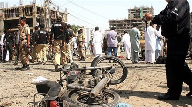 Pakistan'da güvenlik güçlerine yapılan silahlı saldırıda 3 kişi hayatını kaybetti.