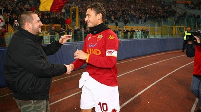 Roma'nın eski tribün lideri Daniele De Santis'e (solda) cinayetten 26 yıl hapis cezası verildi.