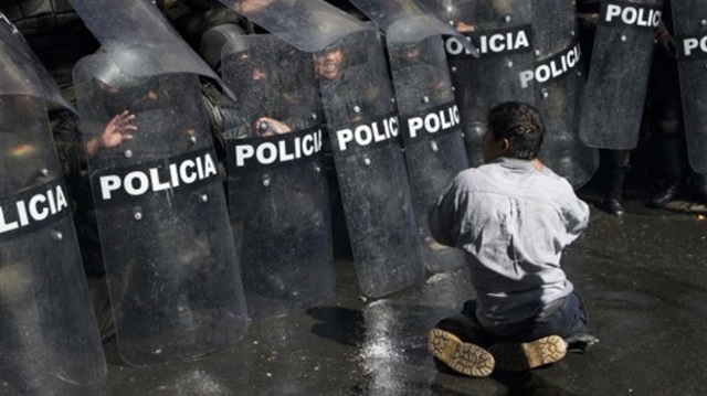 Bolivya polisi başkent La Paz'daki Başkanlık Sarayı önünde kalkanlarla barikat kurdu.