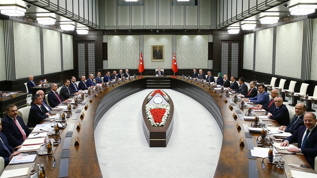 Cumhurbaşkanı Recep Tayyip Erdoğan başkanlığında Cumhurbaşkanlığı Külliyesi'nde yapılan 65. Hükümetin ilk Bakanlar Kurulu toplantısında başbakan yardımcılarının görev alanları ile bağlı kurum ve kuruluşlar belirlendi. 