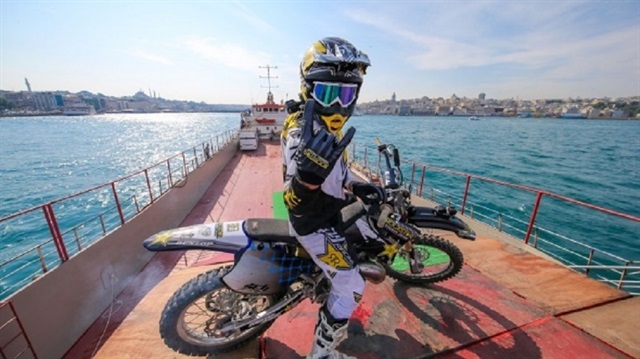 Dünyaca ünlü FMX serbest motokros sporcusu Freddy Peters, İstanbul Boğazı'nda iki gemi arasından 21 metrelik mesafede yaptığı atlayışı başarıyla gerçekleştirdi.