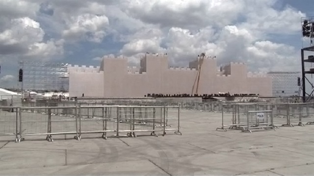 Yenikapı'daki kutlamalar sırasında yapılacak fetih canlandırılması için alan 4500 metrekare büyüklüğü sur şeklinde bir sahne kuruldu.
