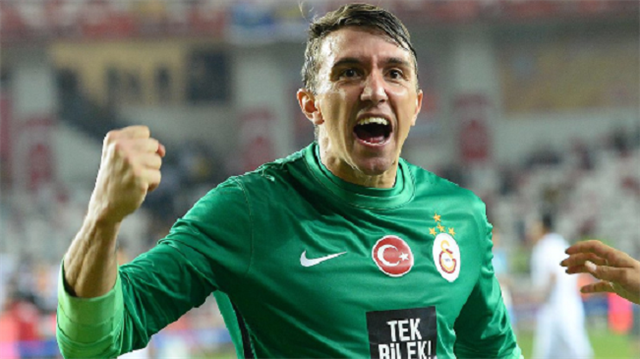 Muslera 9 kupa kazanarak Hagi'ye bir adım daha yaklaştı.