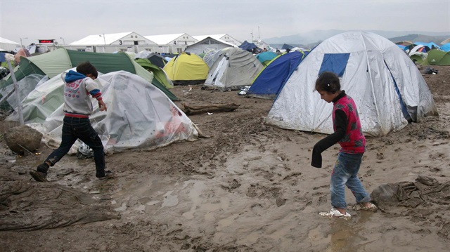 Birleşmiş Milletler Mülteciler Yüksek Komiserliği (BMMKY) İdomeni kampından tahliye edilen sığınmacıların yerleştirildiği yeni kamplardaki koşulların "asgari standartların altında" olduğunu ifade etti.
