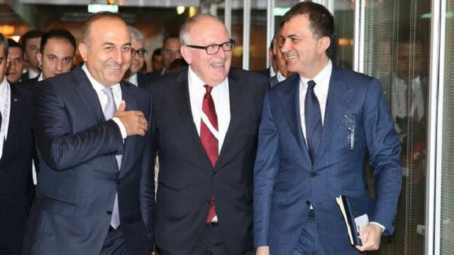 AB Komisyonu Başkan Yardımcısı Frans Timmermans vize serbestisi ile ilgili yaptığı açıklamada, Dışişleri Bakanı Mevlüt Çavuşoğlu ve AB Bakanı Ömer Çelik ile görüşmenin olumlu geçtiğini belirtti.