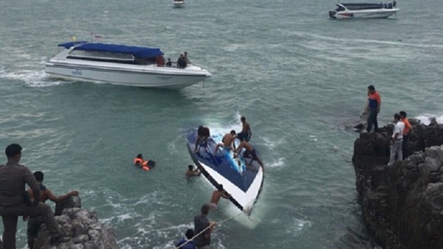 Tayland'ın Koh Samui Adası açıklarında turistleri taşıyan sürat teknesinin alabora olması sonucu 2 kişi hayatını kaybetti.