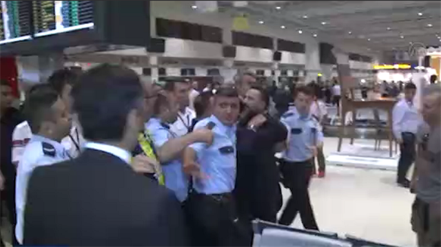 Antalya Havaalanı'nda Galatasaraylı taraftarlar ve Fenerbahçeli yöneticiler arasında gerginlik yaşandı...