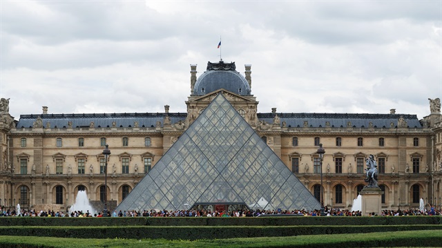 Fransız sokak sanatçısı JR'dan uzun süredir tartışma konusu olan piramide siyah beyaz illüzyon çözümü.