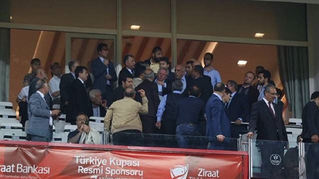 Fenerbahçe Kulübü Başkanı Aziz Yıldırım ve Spor Savcısı Mustafa Şeran protokol tribününde tartıştı.