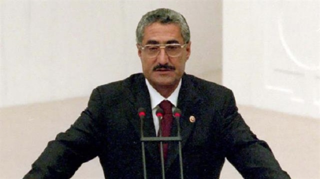 Zeki Ergezen, 58 ve 59. Hükümetlerde Bayındırlık ve İskân Bakanı olarak görev yaptı. 