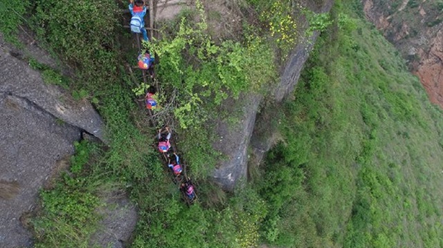 Çin'in Sichuan eyaletinin Zhaojue kasabasında öğrenciler, evlerinden okullarına gidip gelmek için 800 metrelik uçurum engelini aşmak zorunda.