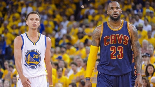NBA'in 2 süper yıldızı Stephen Curry ve Lebron James sezonun en iyi 5'ine seçildi