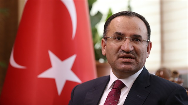 Adalet Bakanı Bekir Bozdağ, dokunulmazlıkların kaldırılması konusunda CHP ve HDP'nin tutumunu eleştirdi.