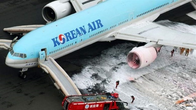 Kore Havayolları’na ait Boeing 777 tipi yolcu uçağının sol motoru, Tokyo Haneda Havalimanı’ndan kalkışı sırasında yandı.