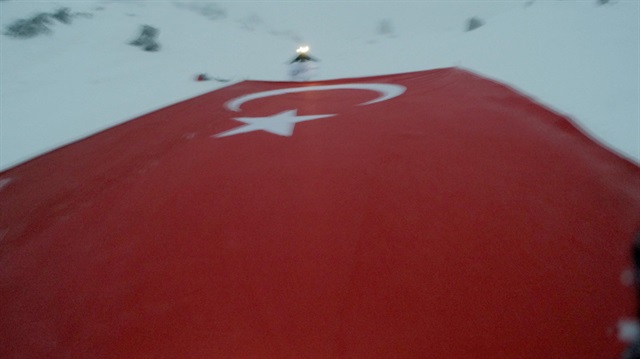 Dev Türk bayrağını Erciyes'in zirvesinde açtılar.
