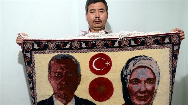 4 çocuk babası Cuma İslam, Cumhurbaşkanı Recep Tayyip Erdoğan ve eşi Emine Erdoğan'ı 1 buçuk yıllık bir azimle halıya resmetti.