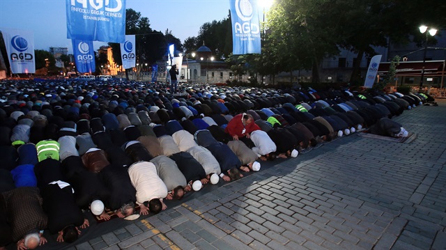 Anadolu Gençlik Derneği, Ayasofya'nın camiye dönüştürülmesi için Seccadeni al da gel sloganıyla Sabah Namazında Ayasofya Camii'nde buluşuyoruz etkinliği düzenledi.