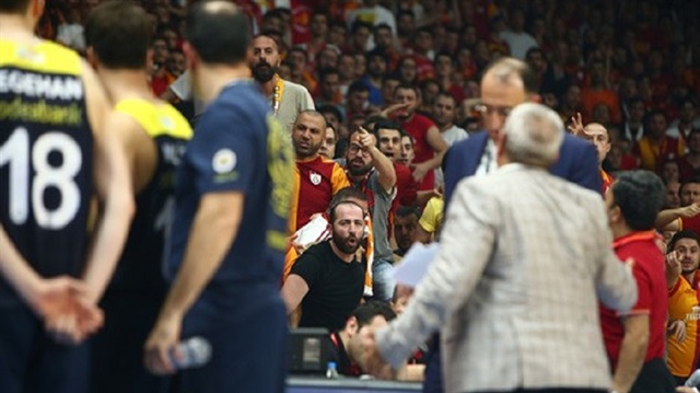 Galatasaray-Fenerbahçe maçı gergin anlara sahne olmuştu...