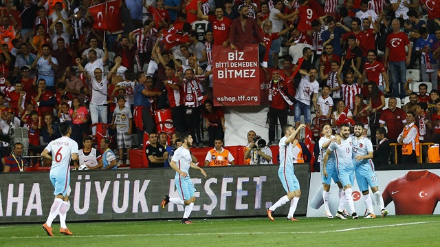 A Milli Takımımız Karadağ'ı Mehmet Topal'ın son dakikada attığı golle 1-0 mağlup etti.