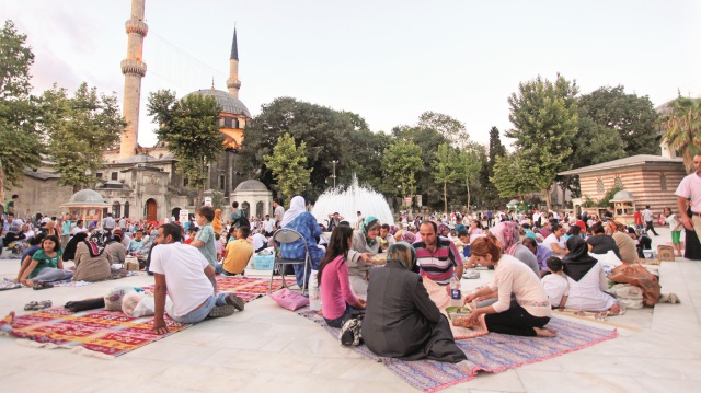 Ramazan imsakiyesine göre bu sene İstanbul'da yaşayanlar 17 saati aşkın süre oruçlu olacak. İstanbullu ilk orucunu 20.41'de açacak.