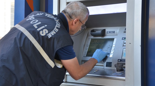 ATM cihazlarına düzenek yerleştirilerek vatandaşların banka ve kredi kartı hesaplarının ele geçirildiği şikayetleri üzerine başlatılan operasyonda yakalanan 3 kişi tutuklandı. 