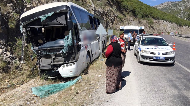 Gece Yozgat'ta, sabah saatlerinde Çorum'da meydana gelen otobüs kazalarının ardından Antalya-Burdur Karayolunda da bir otobüsün kaza yaptığı öğrenildi. 