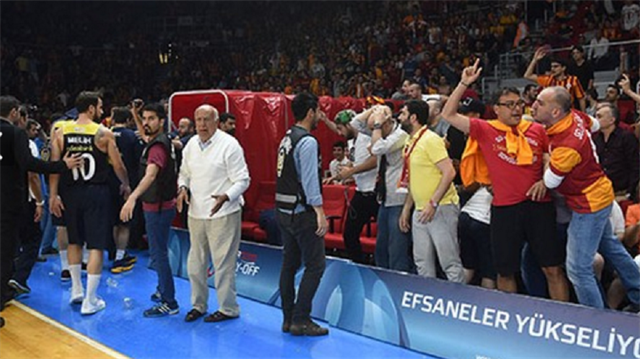 Fenerbahçeli oyuncular, olaylar sonrası soyunma odasına gitmişti.