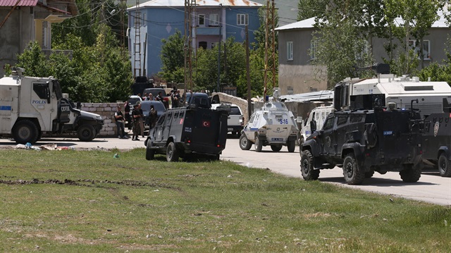 Polis aracının geçişi sırasında, PKK'lı teröristlerce tuzaklanan el yapımı patlayıcı infilak ettirildi. 