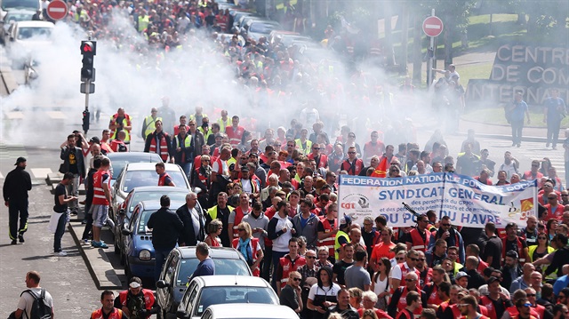Fransa'da yeni çalışma yasası protestoları kapsamında yeni bir grev dalgasıyla karşı karşıya.