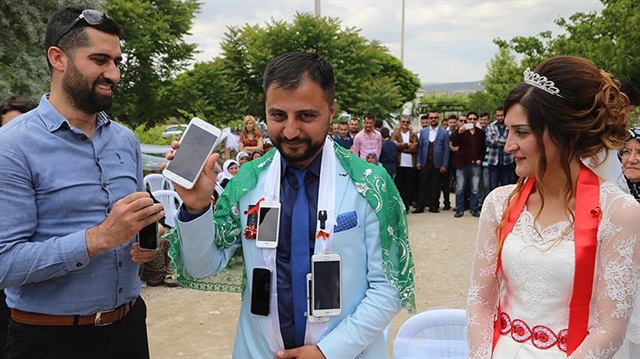 Nevşehir'de bir düğünde ilginç anlar yaşandı. Damada, takı yerine akıllı telefon hediye edildi.