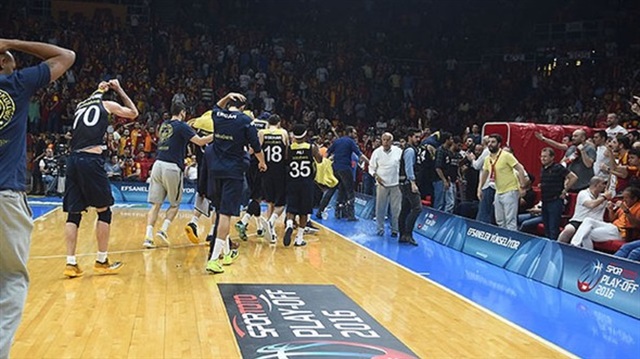 Fenerbahçeli oyuncular soyunma odasına giderken...