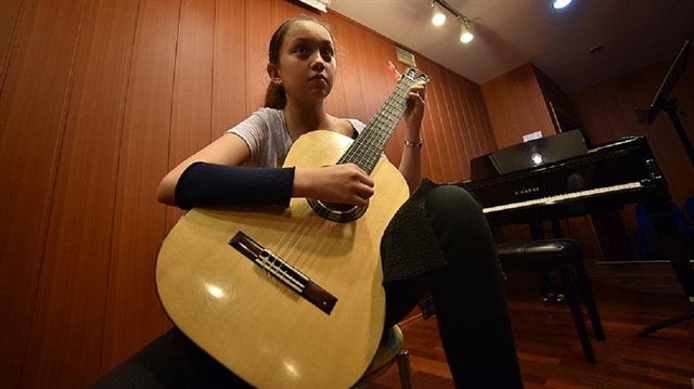 Pop müziğe duyduğu ilgi sayesinde 6 yaşında gitara başlayan Aylin Çelik'in hayatı, ailesiyle birlikte gittiği Rusya'da klasik gitarla tanışmasıyla değişti.