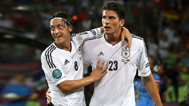Gomez ve Mesut Euro 2016'da başarı için mücadele edecek.