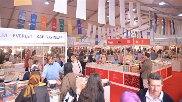 Üsküdar Kitap Fuarı, kitapseverler tarafından yoğun ilgiyle karşılandı.