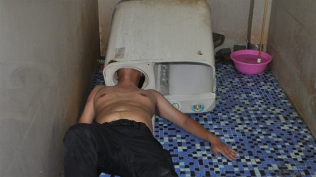Çin'de çamaşır makinesi bozulan bir adam sorunun kaynağını çözmeye çalışırken kafası makineye sıkıştı. 